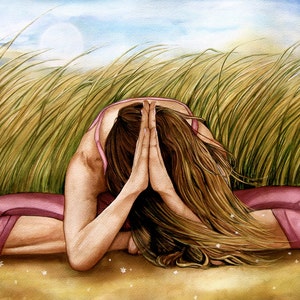 Puede incluir: Una mujer con un atuendo de yoga rosa se sienta en una postura meditativa con las manos juntas frente a su rostro. Su largo cabello castaño fluye a su alrededor mientras se sienta en un campo de hierba alta.