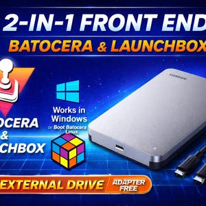 Può includere: Disco rigido esterno da 2,5" argentato con la scritta "2-IN-1 FRONT END BATOCERA & LAUNCHBOX". L'immagine include un'icona del controller, un logo di Windows e una grafica del cubo di Rubik. L'unità è senza adattatore.