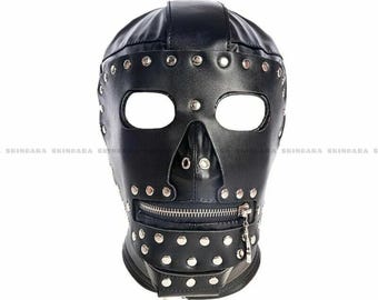 Máscara de cosplay bondage con capucha integral de cuero con tachuelas, cremallera y orificios para la boca y los ojos.