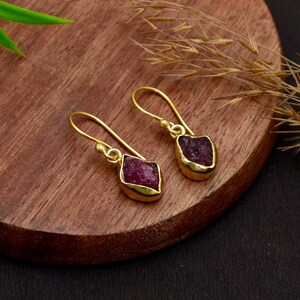 Boucles d'oreilles rubis naturel, boucles d'oreilles pendantes rubis brut, boucles d'oreilles pendantes en or, bijoux avec pierre de naissance de juillet, boucles d'oreilles en pierres précieuses faites main