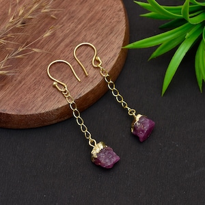 Pendientes colgantes de rubí natural, pendientes de cadena dorada, joyería de cristal de rubí natural, regalo de piedra natal de julio para ella, pendientes bohemios hechos a mano