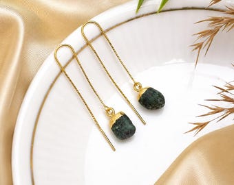 Orecchini pendenti con smeraldo grezzo naturale, catena di pietre preziose verdi, orecchini a infilare, argento sterling o ottone placcato oro 18 carati.