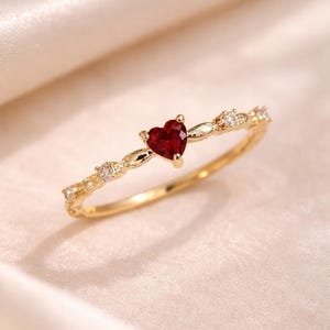 Anillo de corazón rojo en oro o plata: anillo minimalista para mujer, regalo romántico para San Valentín, elegante anillo de amor.