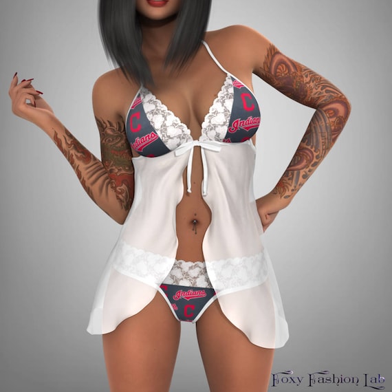 mujeres en lenceria de encaje blanco