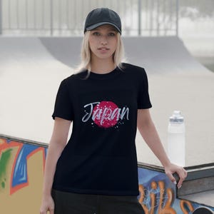 Modern Japan Tee – Bold Rising Sun Street Style.Japan Graphic T-Shirt – Modern Brush Script Rising Sun Streetwear Tee.size XS~5XL