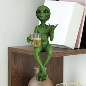 Statua aliena che beve birra da 15 cm – Divertente oggetto da collezione in resina