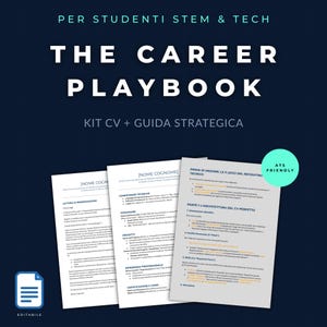 Può includere: Grafica blu scuro con il testo "THE CAREER PLAYBOOK" e "KIT CV + GUIDA STRATEGICA". L'immagine include tre fogli di carta con testo e un'icona di documento. Il testo "ATS FRIENDLY" è in un cerchio verde.