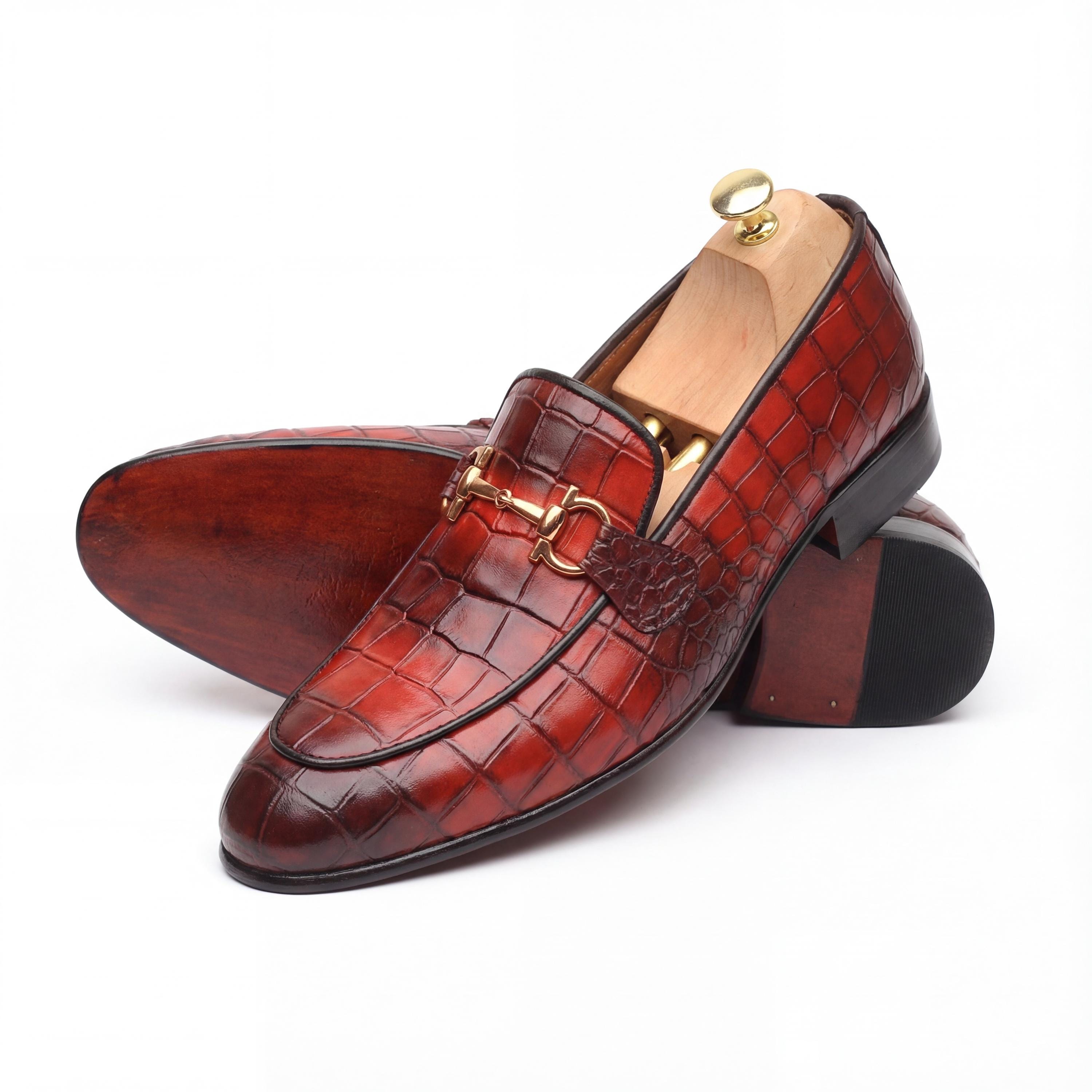 Men\'s Burgundy Croc-Embossed Leather Lace-Up Slip-On Loafers Focusing on the croc-embossed texture. “Up close with la  main image 2