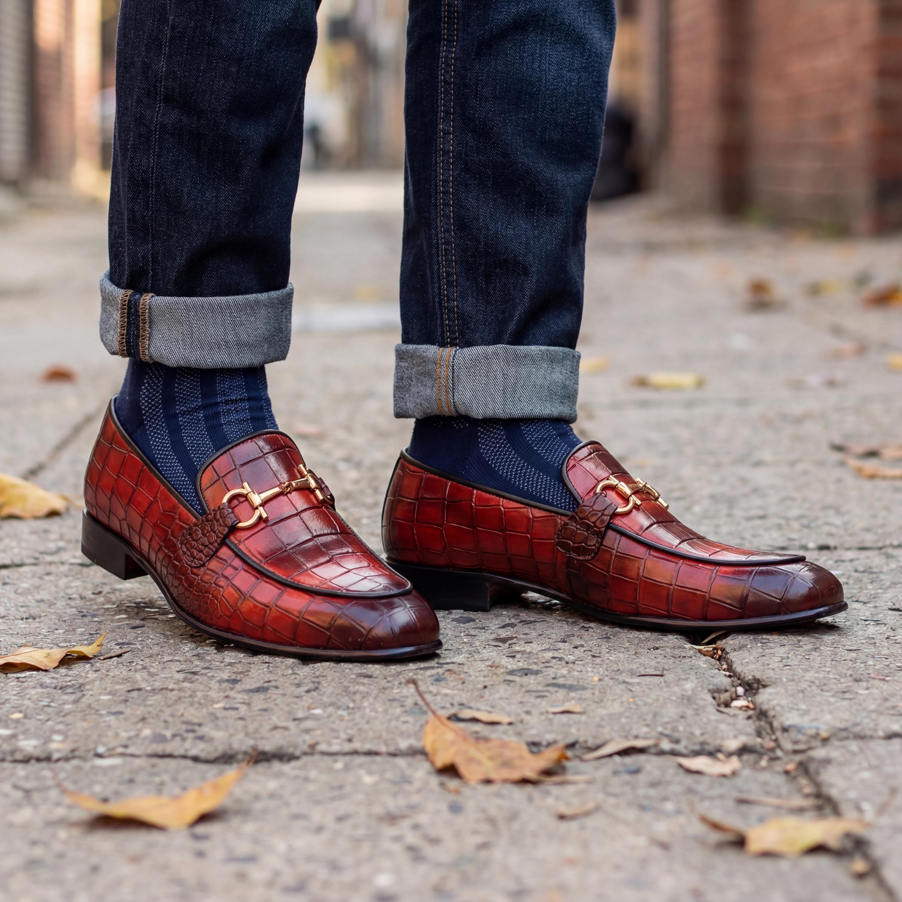 Men\'s Burgundy Croc-Embossed Leather Lace-Up Slip-On Loafers Focusing on the croc-embossed texture. “Up close with la  main image 4