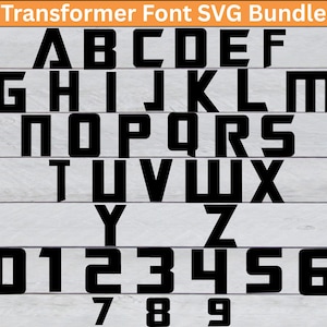 Può includere: Un carattere nero e audace su uno sfondo bianco con venature del legno. L'immagine mostra l'alfabeto dalla A alla Z, insieme ai numeri da 0 a 9. Il testo in alto recita "Transformer Font SVG Bundle".