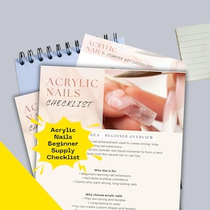 Op de afbeelding: Een stapel papieren met informatie over acrylnagels, waaronder een "Beginner Supply Checklist". De tekst bevat informatie over nagelverlengingen en het gebruik van acrylpoeder en vloeibaar monomeer. Een hand houdt een lange acrylnagel.