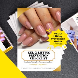 Puede incluir: Imagen promocional para una lista de verificación de cuidado de uñas. La imagen presenta una mano con uñas largas y rosadas con puntas blancas. El texto en la imagen dice "Gel-X Lifting Prevention Checklist" y "Gel-X Lifting Prevention Guide Checklist". La dirección del sitio web también es visible.