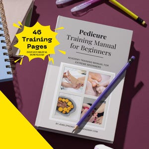 Op de afbeelding: Een grijs boek met de titel "Pedicure Training Manual for Beginners" met de tekst "46 Training Pages" en "Instant Digital Download". Het boek bevat afbeeldingen van pedicures en een paars potlood. De achtergrond is diep rood-paars.