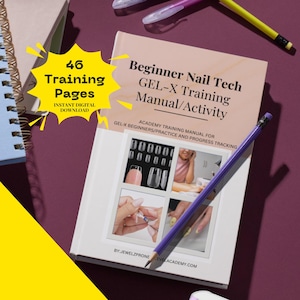 Peut inclure: Un manuel intitulé "Beginner Nail Tech GEL-X Training Manual/Activity" avec un crayon violet dessus. La couverture du livre présente des images d'art des ongles et le texte "46 Training Pages, Instant Digital Download". Le manuel est pour les débutants GEL-X.