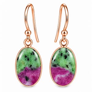 Peut inclure: Une paire de boucles d'oreilles pendantes en or rose avec des pierres ovales au motif marbré composé d'inclusions vert vif, magenta profond et noir. Les boucles sont suspendues à des crochets simples avec une finition métallique polie.
