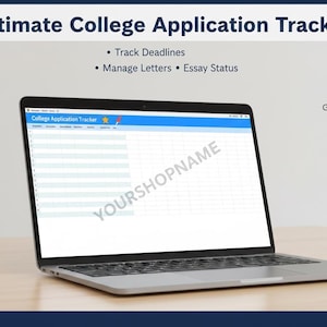 Puede incluir: Un ordenador portátil que muestra una hoja de cálculo de seguimiento de solicitudes universitarias. La pantalla muestra un encabezado azul y una cuadrícula para el seguimiento de plazos, la gestión de cartas y el estado de los ensayos. Incluye el texto "Ultimate College Application Tracker" y "Descarga instantánea".
