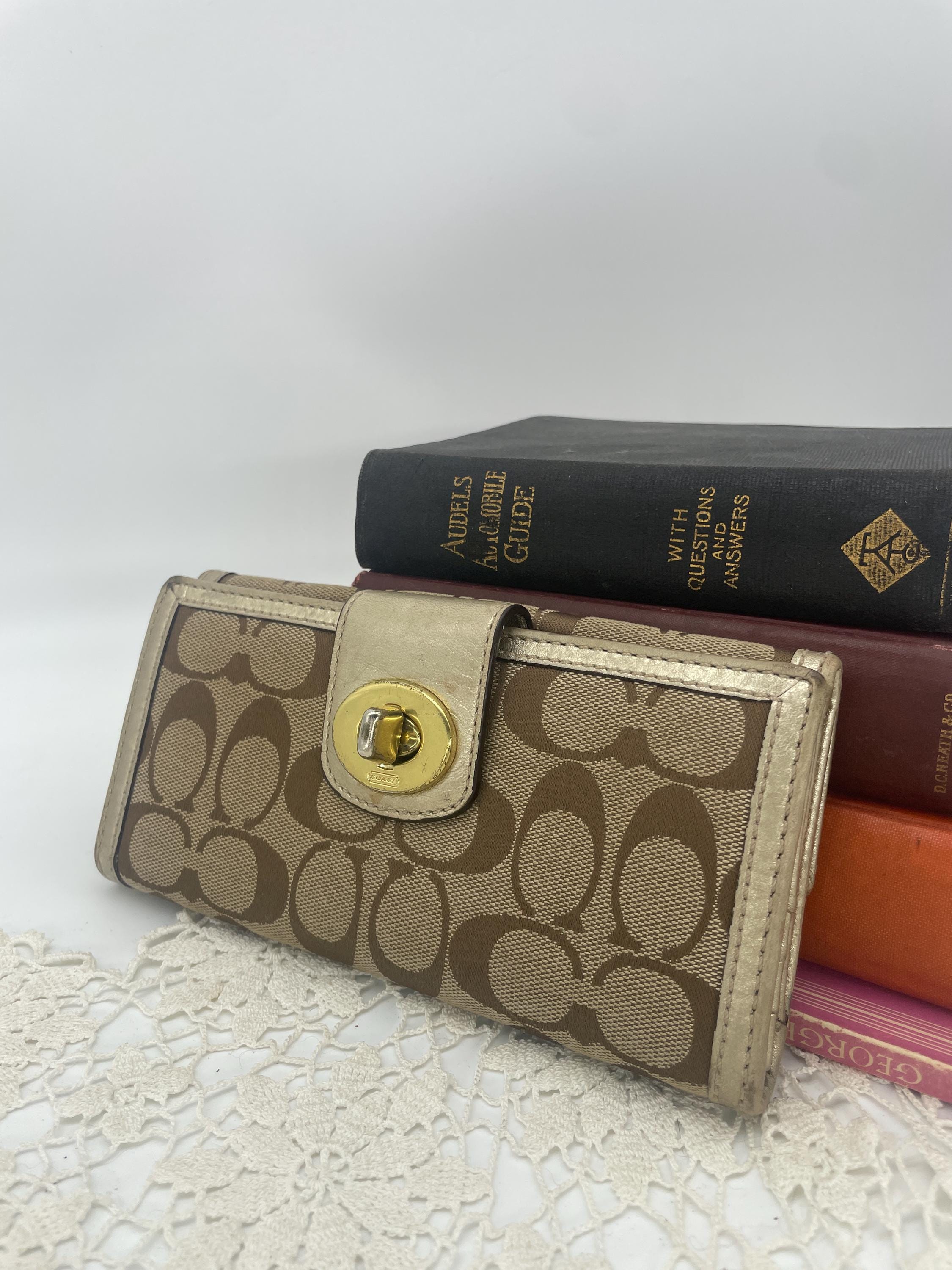 小物 Coach Signature Turnlock Bifold Wallet Coach turnlock bifold - Gem