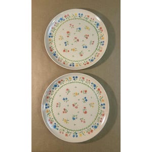 Könnte beinhalten: Ein Set aus drei Keramikbechern mit gesprenkelter, matter Oberfläche. Die Becher sind in Creme-, Hellgrau- und Dunkelgrautönen gehalten. Jeder Becher hat ein schlichtes, minimalistisches Design.