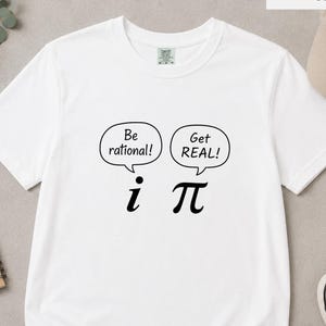 理性的に考え、現実を見ようTシャツ、面白いI Pi Tシャツ、論理数学教師へのギフトTシャツ、コンフォートカラーズファミリールックアウトフィット