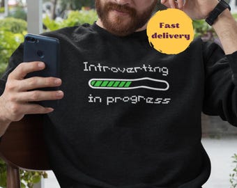 Felpa Introverting in Progress, Top divertente per introversi, Maglione sarcastico