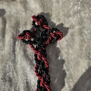 Könnte beinhalten: Eine weiße Keramik-Tasse mit schwarzem Henkel und dem Text "But First, Coffee" in fetter, schwarzer Schrift. Die Tasse steht vor einem verschwommenen Hintergrund. Die Tasse ist etwa 10 cm hoch.