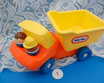 Camión volquete Little-Tikes vintage de los años 90 para niños pequeños, juguete de empuje - Vehículo de juguete de construcción de plástico con figuras robustas para ellos.
