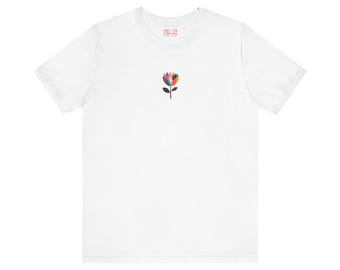 Ella encontró la belleza — Camiseta diseñada por una artista — Camiseta minimalista con letras amarillas