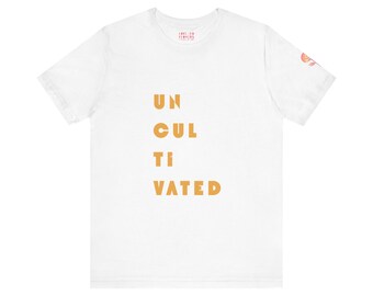 Sin cultivar — Camiseta diseñada por un artista — Camiseta minimalista con letras amarillas