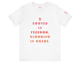 Enraizada en la libertad — Camiseta diseñada por un artista — Camiseta minimalista con letras amarillas