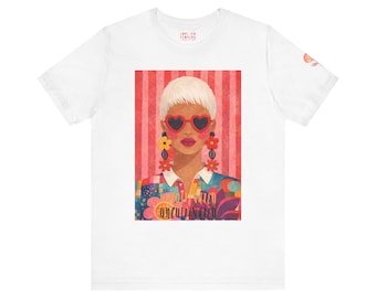 Camiseta con diseño artístico en rosa y rojo, de estilo silvestre.