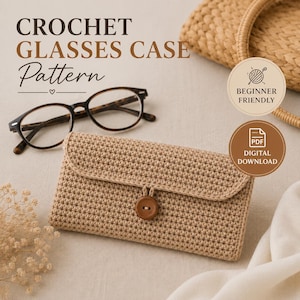 Könnte beinhalten: Ein beigefarbenes Brillenetui aus Häkelarbeit mit Knopfverschluss, neben einer Brille. Der Text "CROCHET GLASSES CASE Pattern" steht oben. Das Bild enthält auch ein "Beginner Friendly" und "PDF Digital Download" Badge.