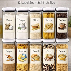 Op de afbeelding: Een set van 10 transparante, rechthoekige voorraadcontainers met witte deksels, elk gelabeld met basisvoedingsmiddelen zoals bloem, suiker, rijst, pasta, koffie, snacks, brood, haver en ontbijtgranen. De labels zijn 7.6 x 10.2 cm groot.