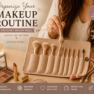 Könnte beinhalten: Eine beige gehäkelte Make-up-Pinselrolle mit mehreren vertikalen Fächern für verschiedene Pinsel. Der Text auf dem Bild lautet: Organize Your MAKEUP ROUTINE, CROCHET BRUSH ROLL, DIGITAL PDF PATTERN, BEGINNER FRIENDLY, INSTANT DOWNLOAD.