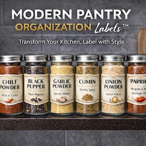 Puede incluir: Seis frascos de especias de vidrio con tapas plateadas, etiquetados con nombres de especias como "Chili Powder" y "Black Pepper". El texto "MODERN PANTRY ORGANIZATION Labels" está en la parte superior. Los frascos están en un estante oscuro.
