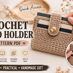 Op de afbeelding: Een beige gehaakte kaarthouder met een drukknoopsluiting en meerdere kaartsleuven. Het item wordt gepresenteerd als een PDF-patroon met de tekst CROCHET CARD HOLDER, PATTERN PDF, QUICK ACCESS, DIGITAL DOWNLOAD, STEP BY STEP INSTRUCTIONS.