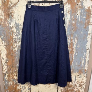 Saia vintage Talbots Petites 4P em linho azul-marinho, modelo evasê, com detalhes em botões, estilo anos 80/90.