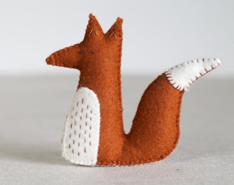 PDF 縫製パターン - アルフォンサス フォックス縫製パターン - 座ったキツネのぬいぐるみのための DIY 刺繍縫製パターン - キツネのぬいぐるみのチュートリアル