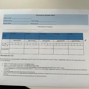Peut inclure: Une feuille de papier blanche intitulée "Counting to 50 data sheet" avec des sections bleues en surbrillance. La feuille comprend des sections pour les informations sur l'élève, un tableau de données hebdomadaire et des instructions d'utilisation.