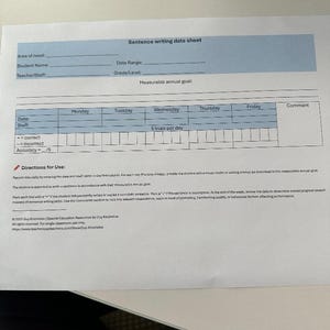 Può includere: Un foglio di carta bianco intitolato "Sentence writing data sheet" con sezioni di intestazione blu. Il foglio include sezioni per le informazioni sullo studente e una griglia settimanale per monitorare l'accuratezza della scrittura delle frasi.