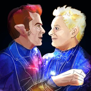 Puede incluir: Una ilustración digital de dos figuras frente a frente. La figura de la izquierda tiene el cabello castaño rojizo y orejas puntiagudas, mientras que la de la derecha tiene el cabello rubio corto. Ambas visten trajes azul oscuro con galaxias.