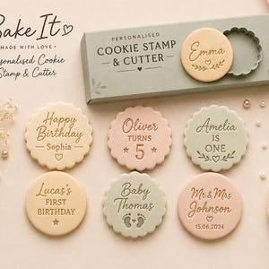 Może przedstawiać: Spersonalizowany zestaw stempli i wykrawaczy do ciastek w prostokątnym pudełku z napisem "Bake It" oraz "Personalised Cookie Stamp & Cutter". Zestaw zawiera sześć okrągłych ciastek z falistymi brzegami i różnymi grawerami, takimi jak imiona i daty.