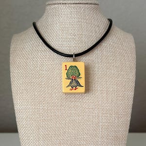 Vintage mahjong-tegelketting – Catalin-hanger, leren koord, sterlingzilveren knevelsluiting