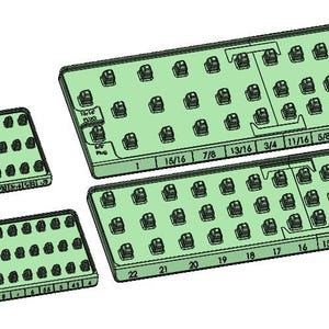 Può includere: Quattro vassoi verdi per organizzare prese con prese nere. I vassoi sono etichettati con misure frazionarie in pollici e numeri. I vassoi sono progettati per contenere prese di varie dimensioni per lavori meccanici.