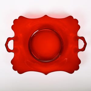 Könnte beinhalten: Ein Set aus drei Keramikbechern mit gesprenkelter, matter Oberfläche. Die Becher sind in Creme-, Hellgrau- und Dunkelgrautönen gehalten. Jeder Becher hat ein schlichtes, minimalistisches Design und einen abgerundeten Henkel. Für Kaffee oder Tee.