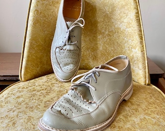 Vintage leather kiltie bowling shoes, soft beige leather lace up kilties, low heel women’s size 7, flexible leather sole