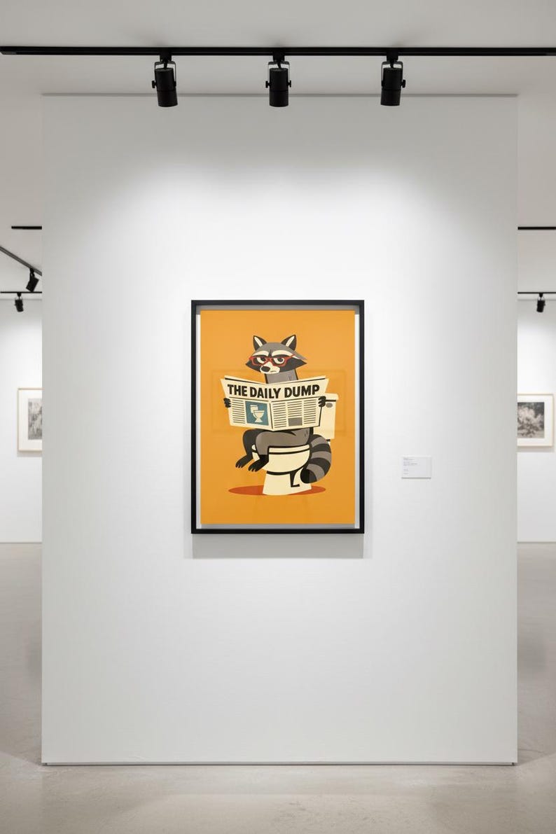 Op de afbeelding: Ingelijste kunstprint met een wasbeer met een bril die de krant "THE DAILY DUMP" leest op een toilet. Het kunstwerk heeft een oranje achtergrond en wordt in een galerij tentoongesteld.