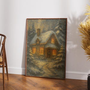 K&ouml;nnte beinhalten: Gerahmtes Kunstwerk, das eine schneebedeckte H&uuml;tte zeigt. Das Gem&auml;lde hat einen warmen Schein von den Fenstern, umgeben von schneebedeckten B&auml;umen. Das Kunstwerk ist in einem Holzrahmen gefasst und erzeugt eine rustikale &Auml;sthetik.