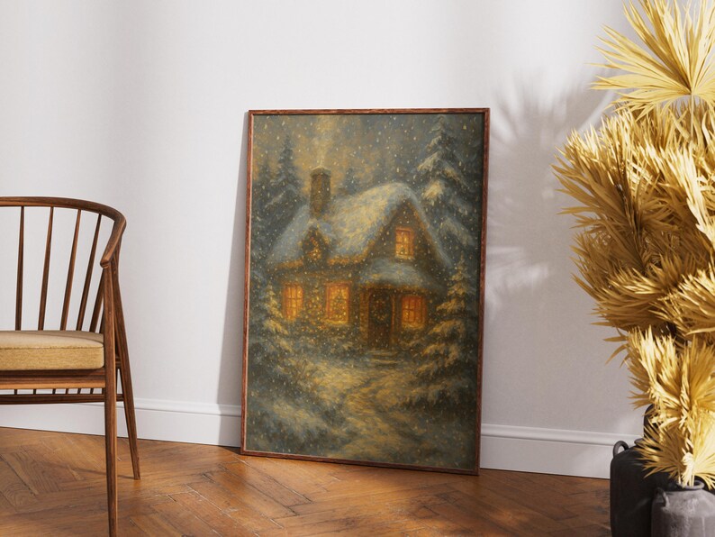 K&ouml;nnte beinhalten: Gerahmtes Kunstwerk, das eine schneebedeckte H&uuml;tte zeigt. Das Gem&auml;lde hat einen warmen Schein von den Fenstern, umgeben von schneebedeckten B&auml;umen. Das Kunstwerk ist in einem Holzrahmen gefasst und erzeugt eine rustikale &Auml;sthetik.