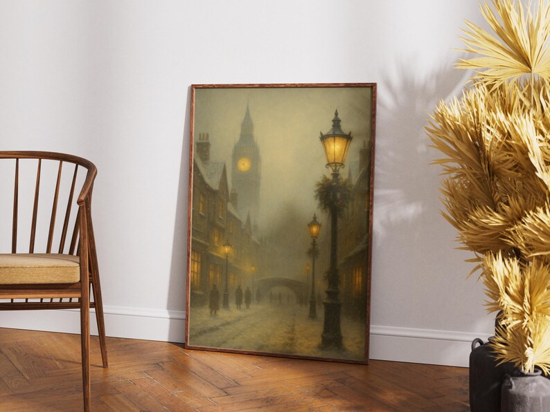 Pu&ograve; includere: Una stampa incorniciata di una scena di strada vintage in una tavolozza di colori tenui. L'opera raffigura una strada nebbiosa con lampioni, edifici e una torre dell'orologio sullo sfondo. Il tema generale &egrave; un paesaggio urbano storico.