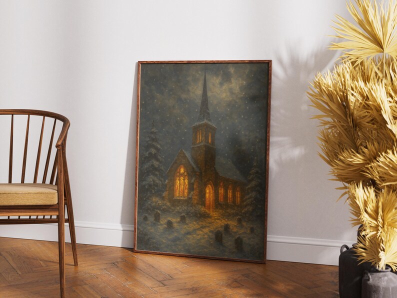 Peut inclure: Une impression d'art encadr&eacute;e repr&eacute;sente une &eacute;glise la nuit, &eacute;clair&eacute;e de l'int&eacute;rieur. L'&oelig;uvre pr&eacute;sente un ciel sombre et neigeux et un cimeti&egrave;re au premier plan. L'&eacute;glise a un haut clocher et est entour&eacute;e de conif&egrave;res.